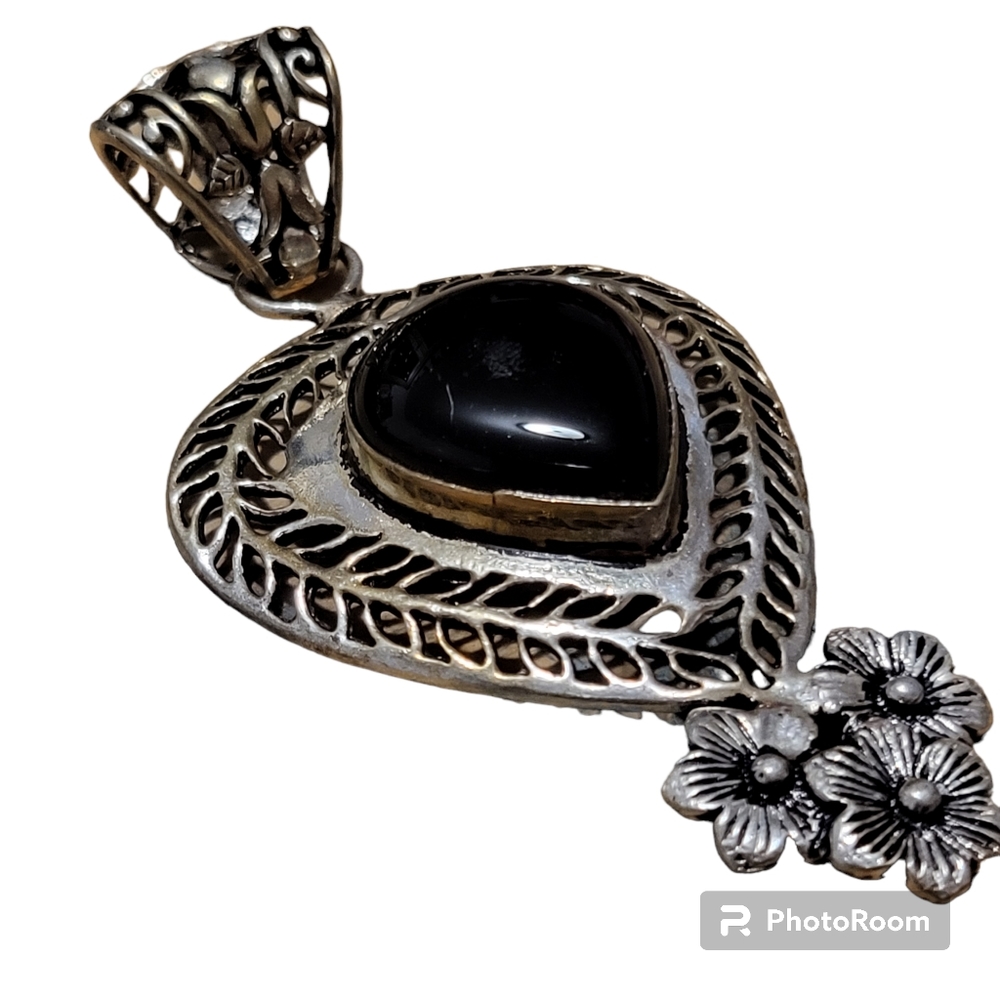 Vintage silver plated pendant black stone flower accent - Picture 2 of 5